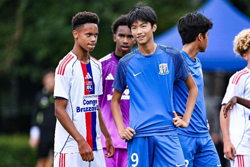 的绿茵场上, 最终以